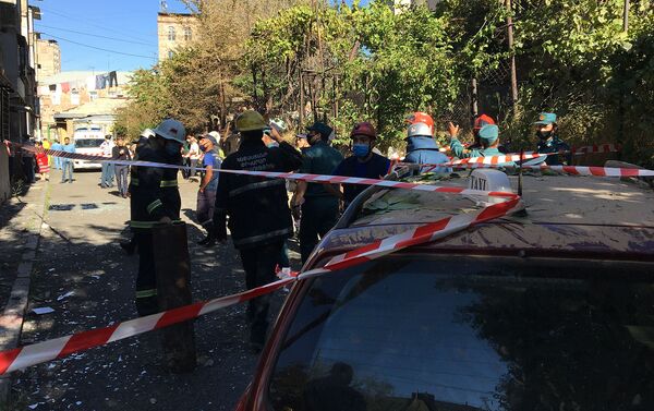 Спасатели на месте взрыва газа на улице Райниса (26 августа 2020). Еревaн - Sputnik Армения
