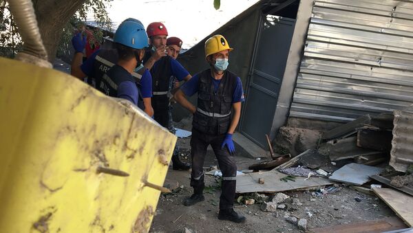 Спасатели на месте взрыва газа на улице Райниса (26 августа 2020). Еревaн - Sputnik Արմենիա