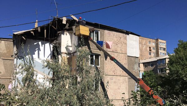 Спасатели на месте взрыва газа на улице Райниса (26 августа 2020). Еревaн - Sputnik Արմենիա