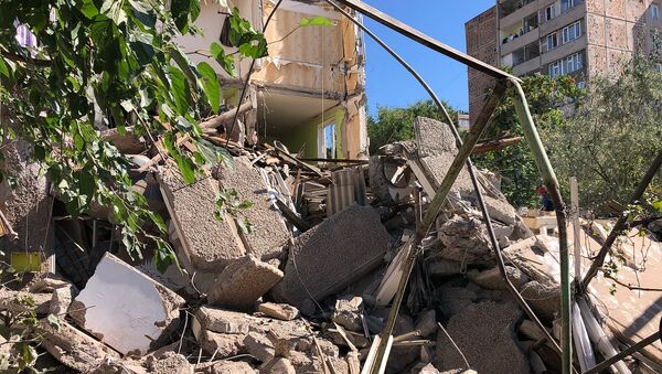 Обломки на месте взрыва газа на улице Райниса (26 августа 2020). Еревaн - Sputnik Армения