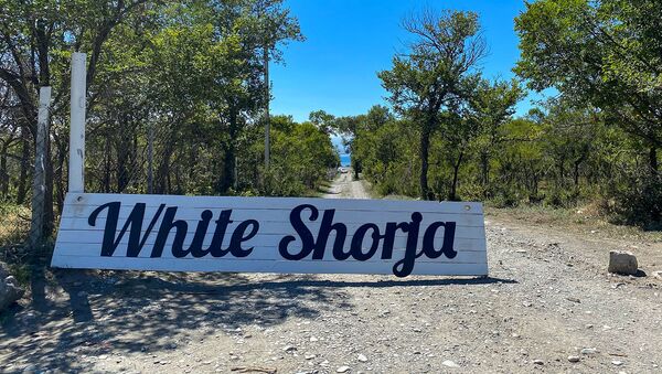 Табличка с надписью White Shorja у входа на пляж на озере Севан - Sputnik Արմենիա