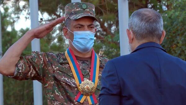 Герой Армении, капитан Рубен Санамян получает орден Отечества на церемонии награждения участников июльских столкновений на армяно-азербайджанской границе (28 августа 2020). Сардарапат - Sputnik Արմենիա