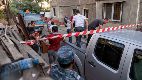 Жители обрушившегося в Ереване здания вывозят уцелевшие вещи (28 августа 2020). Еревaн - Sputnik Արմենիա