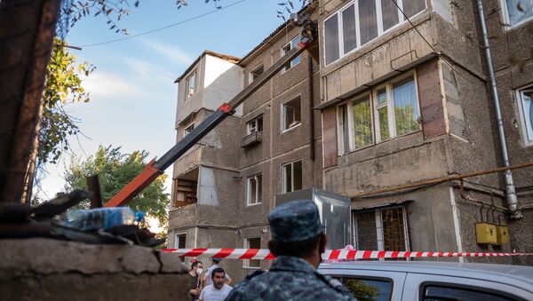 Жители обрушившегося в Ереване здания вывозят уцелевшие вещи (28 августа 2020). Еревaн - Sputnik Արմենիա