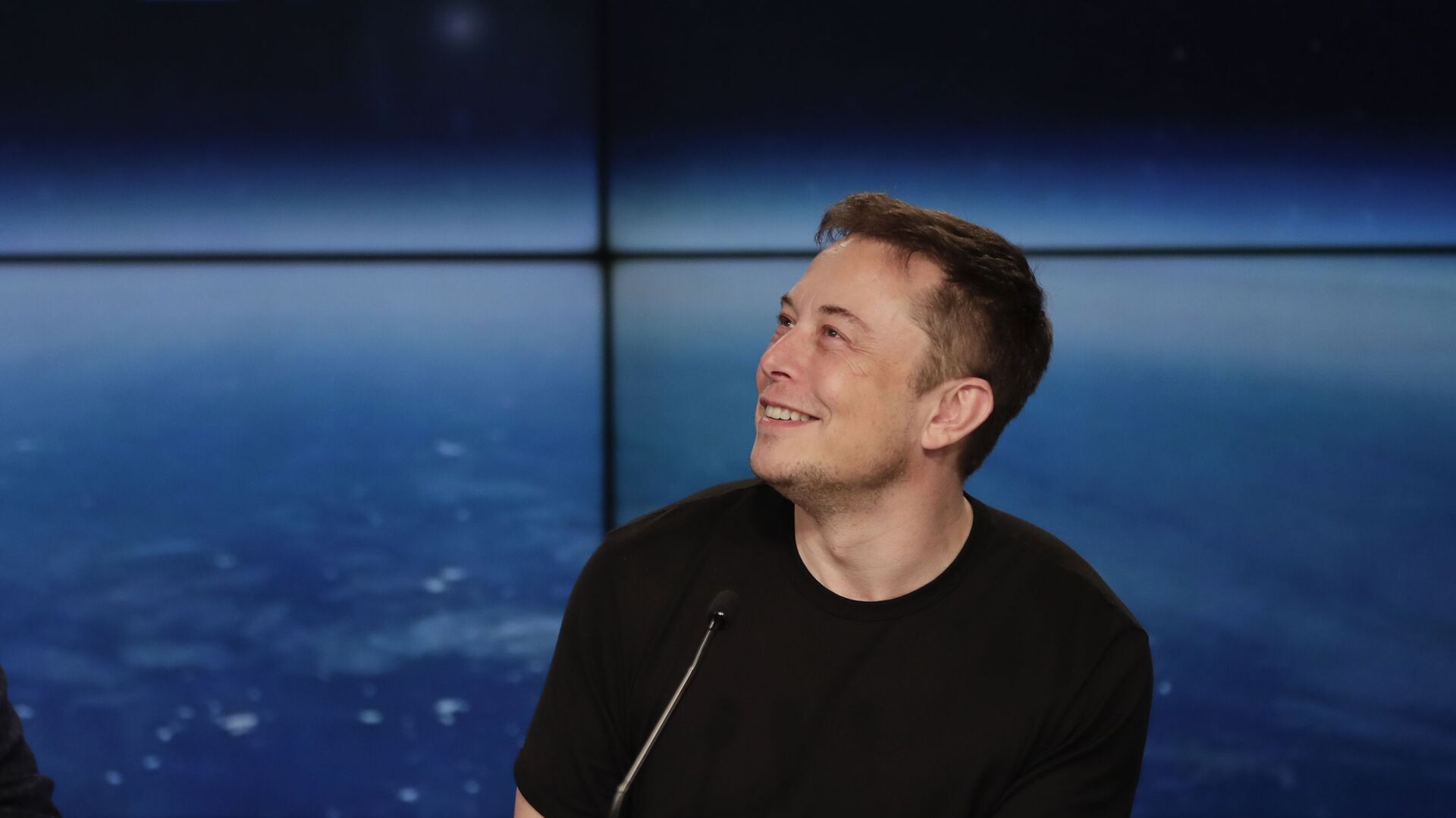 Генеральный директор Tesla и SpaceX Илон Маск на пресс-конференции после успешного запуска тяжелой ракеты Falcon 9 SpaceX (6 февраля 2018). Флорида - Sputnik Армения, 1920, 06.04.2021