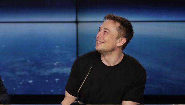 Генеральный директор Tesla и SpaceX Илон Маск на пресс-конференции после успешного запуска тяжелой ракеты Falcon 9 SpaceX (6 февраля 2018). Флорида - Sputnik Армения