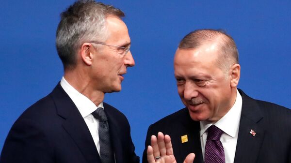 Генеральный секретарь НАТО Йенс Столтенберг (слева) и президент Турции Реджеп Тайип Эрдоган на саммите НАТО (4 декабря 2019). Уотфорд, Великобритания - Sputnik Армения