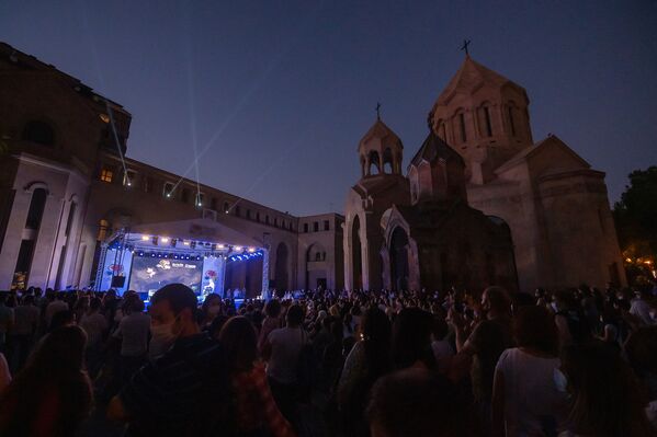 Концерт в честь 70-летия Рубена Ахвердяна во дворе церкви Сурб Катогике (29 августа 2020). Еревaн - Sputnik Армения