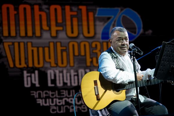 Рубен Ахвердян на концерте в честь своего 70-летия во дворе церкви Сурб Катогике (29 августа 2020). Еревaн - Sputnik Армения