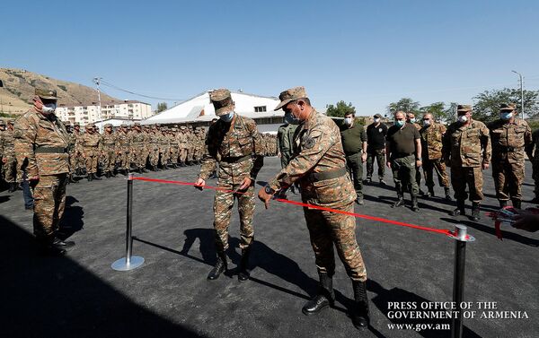 Премьер-министр Армении Никол Пашинян и президент Карабаха Араик Арутюнян посетили одну из воинских частей Карабаха (30 августа 2020). Карабах - Sputnik Армения