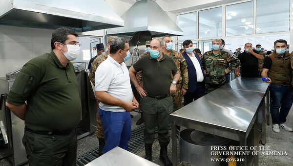Премьер-министр Армении Никол Пашинян и президент Карабаха Араик Арутюнян посетили одну из воинских частей Карабаха (30 августа 2020). Карабах - Sputnik Армения