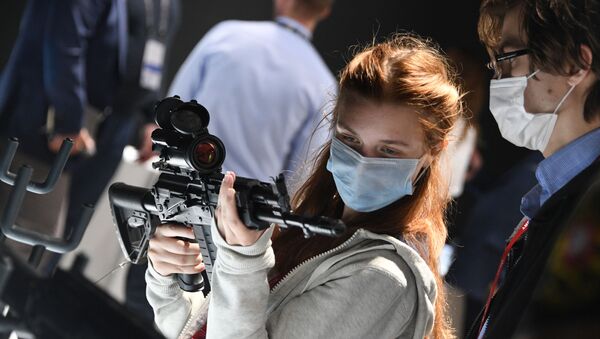 Посетительница рассматривает автомат АК-308 на выставке вооружений Международного военно-технического форума (МВТФ) Армия-2020 в военно-патриотическом парке Патриот - Sputnik Армения