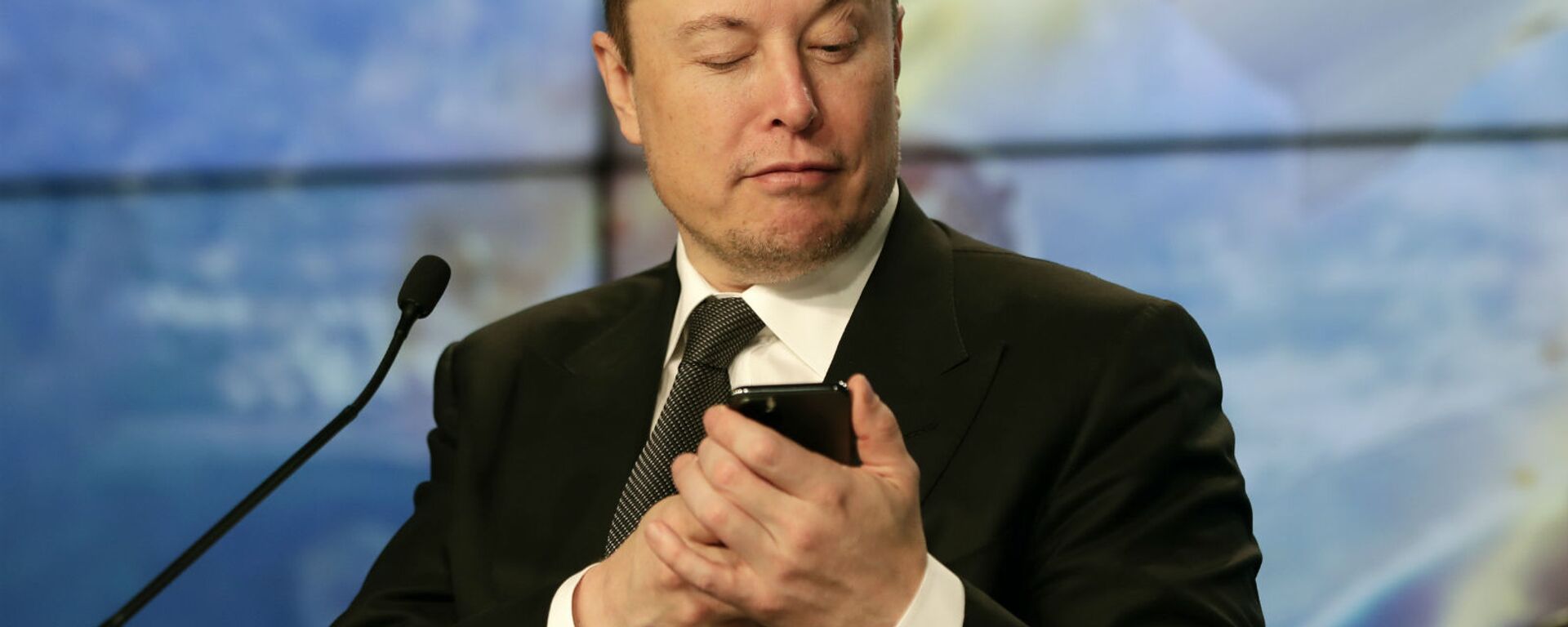 Основатель SpaceX Илон Маск шутит с журналистами, делая вид, что ищет ответ на вопрос по мобильному телефону во время пресс-конференции после испытательного полета ракеты Falcon 9 SpaceX (19 января 2020). Флорида - Sputnik Արմենիա, 1920, 08.04.2021