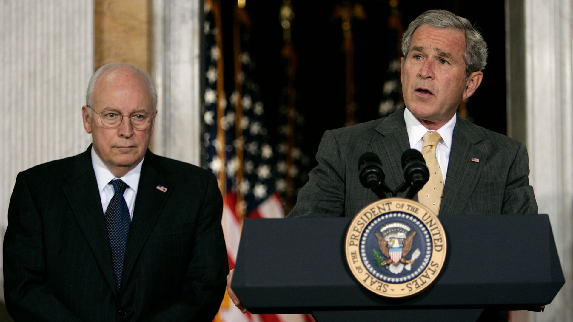 Президент США Джордж Буш в сопровождении вице-президента Дика Чейни, выступает с заявлением после встречи со своими экономическими советниками (8 августа 2007). Вашингтон - Sputnik Армения, 1920, 17.05.2022