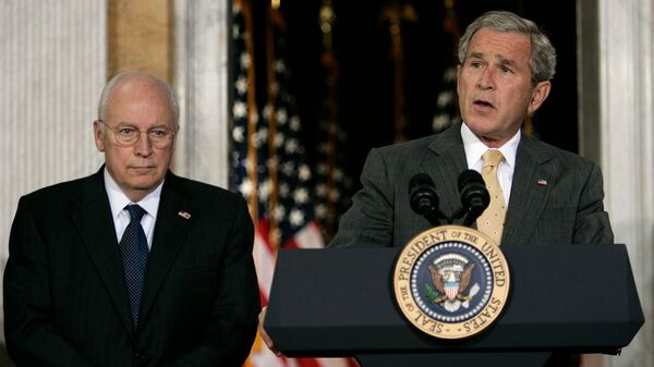 Президент США Джордж Буш в сопровождении вице-президента Дика Чейни, выступает с заявлением после встречи со своими экономическими советниками (8 августа 2007). Вашингтон - Sputnik Армения