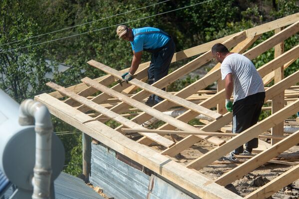Տղամարդիկ նոր կառուցվող տանիքի փայտե հիմնակմախք են հավաքում. Տավուշի Այգեպար համայնքում վերականգնողական աշխատանքներ են - Sputnik Արմենիա