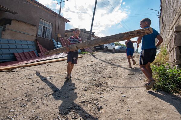 Երեխաներն օգնում են շինարարներին. Տավուշի Այգեպար համայնքում վերականգնողական աշխատանքներ են ընթանում - Sputnik Արմենիա