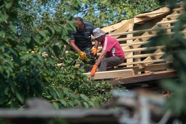 Գյուղացիներն ակտիվորեն օգնում են շինարարներին իրենց տները վերանորոգելու հարցում. Այգեպար - Sputnik Արմենիա