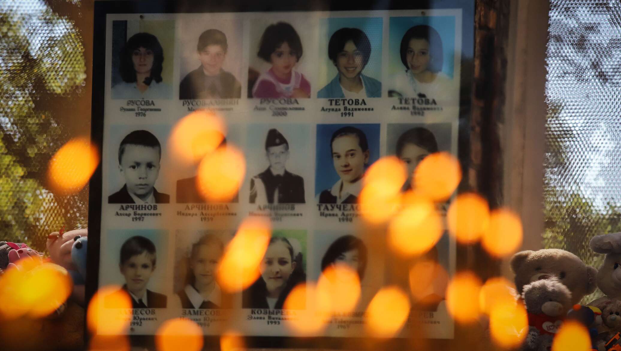 Песни в память о теракте в крокусе. Северная Осетия Беслан 1 сентября. 1 Сентября 2004 террористический акт в Беслане. Трагедия в Беслане 3 сентября 2004.