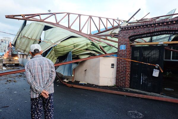 Мужчина у разрушенного тайфуном Майсак дома в Ульсане, Южная Корея - Sputnik Армения