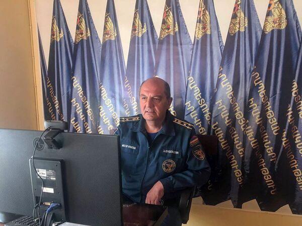 Безумцы, шагающие прямо в пекло: отчего плакала мать пожарного-спасателя из Гюмри Безумцы, шагающие прямо в пекло: отчего плакала мать пожарного-спасателя из Гюмри - Sputnik Армения