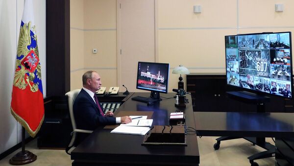 Владимир Путин принимает участие во Всероссийском открытом уроке Помнить - значит знать в режиме видеоконференции - Sputnik Արմենիա
