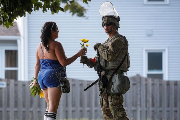 Կինը ազգային գվարդիայի զինվորին ծաղիկ է նվիրում Վիսկոնսինում տեղի ունեցած անկարգությունների ժամանակ - Sputnik Արմենիա