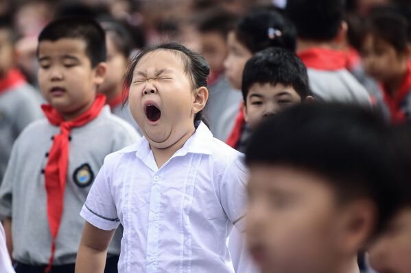 Չինաստանում դպրոց գնացած երեխան հորանջում է - Sputnik Արմենիա