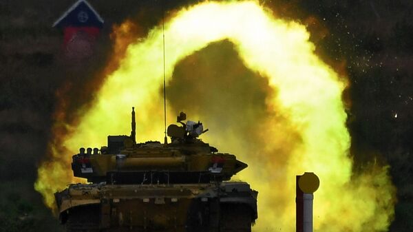 Танк Т-72Б3 команды военнослужащих Сербии во время соревнований танковых экипажей в рамках конкурса Танковый биатлон-2020 на полигоне Алабино в Подмосковье  - Sputnik Армения