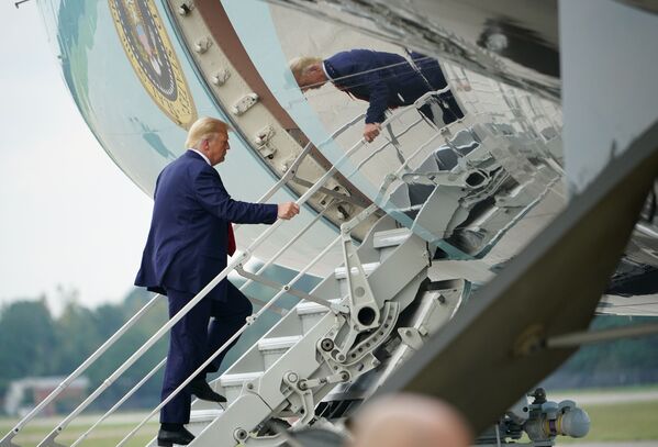 ԱՄՆ նախագահ Դոնալդ Թրամփը բարձրանում է Air Force One–ի ինքնաթիռը, Ուիլմինգթոնի միջազգային օդանավակայան, Հյուսիսային Կալիֆոռնիա ԱՄՆ նախագահ Դոնալդ Թրամփը բարձրանում է Air Force One–ի ինքնաթիռը, Ուիլմինգթոնի միջազգային օդանավակայան, Հյուսիսային Կալիֆոռնիա - Sputnik Արմենիա
