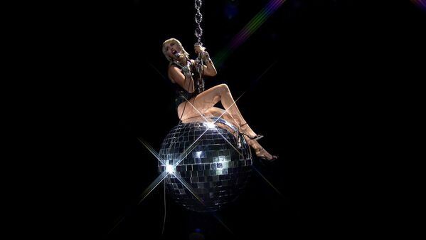 Երգչուհի Մայլի Սայրուսը MTV Video Music Awards 2020–ի ելույթի ժամանակ - Sputnik Արմենիա