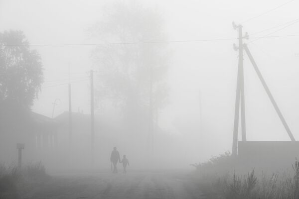 Անցորդները  Նովոսիբիրսկի մարզի Վյունի գյուղում առավոտյան մառախուղի ժամանակ - Sputnik Արմենիա
