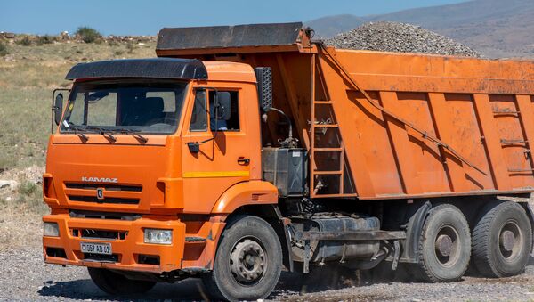 Загруженный щебнем грузовой автомобиль - Sputnik Армения