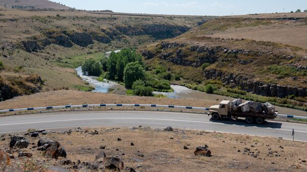 Загруженный камнем грузовой автомобиль на трассе H32 - Sputnik Армения