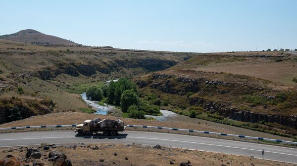 Загруженный камнем грузовой автомобиль на трассе H32 - Sputnik Արմենիա