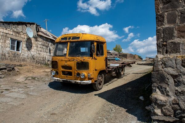 Переделанный в грузовой автомобиль автобус ПАЗ в селе Джрадзор в Ширакской области - Sputnik Армения