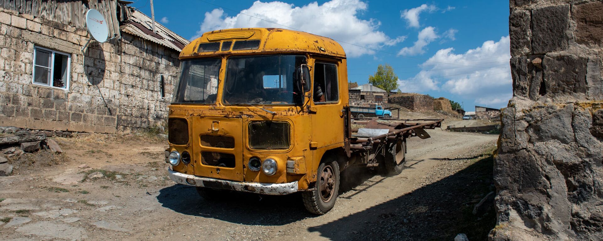 Переделанный в грузовой автомобиль автобус ПАЗ в селе Джрадзор в Ширакской области - Sputnik Արմենիա, 1920, 05.11.2021