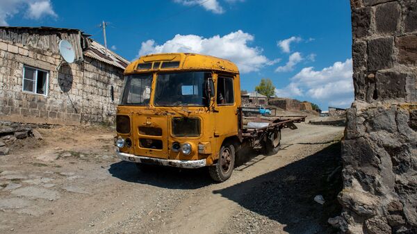 Переделанный в грузовой автомобиль автобус ПАЗ в селе Джрадзор в Ширакской области - Sputnik Արմենիա
