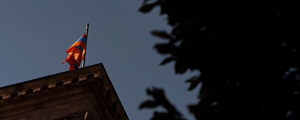 Флаг на башне Дома правительства Армении Флаг на башне Дома правительства Армении - Sputnik Армения