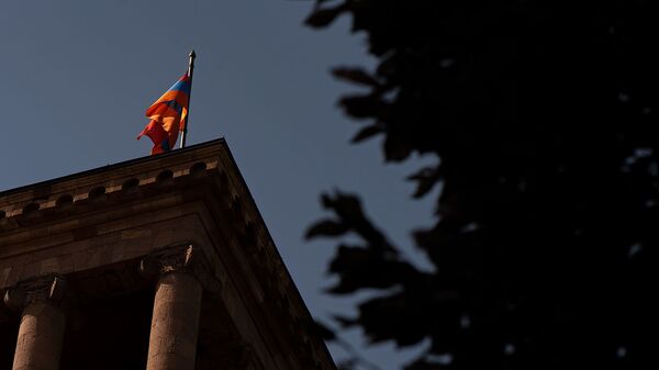 Флаг на башне Дома правительства Армении - Sputnik Армения