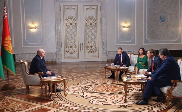 «Գուցեև մի քիչ երկար մնացի»․ Լուկաշենկոն պատմել է, թե ինչ է կատարվում Բելառուսում «Գուցեև մի քիչ երկար մնացի»․ Լուկաշենկոն պատմել է, թե ինչ է կատարվում Բելառուսում - Sputnik Արմենիա