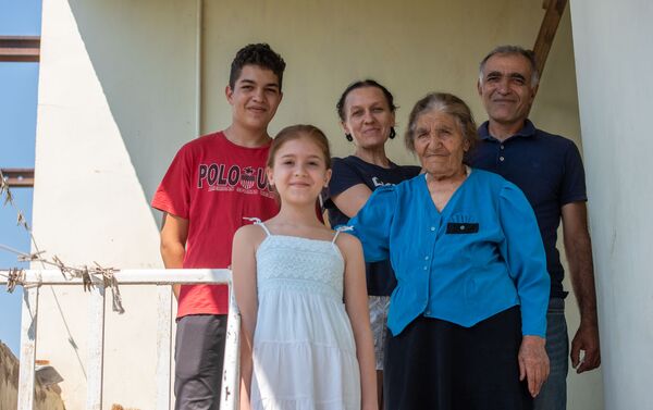 Ерем Аракелян (справа) из села Мргашат с семьей (1 сентября 2020). Армавирская область - Sputnik Армения