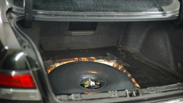 Тороидальный газовый баллон установленный в багажнике автомобиля Nissan Maxima 3.0 - Sputnik Армения