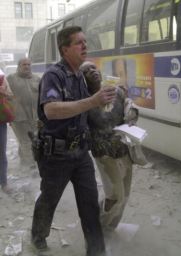 Офицер полиции с пострадавшей во время теракта 11 сентября, США - Sputnik Армения