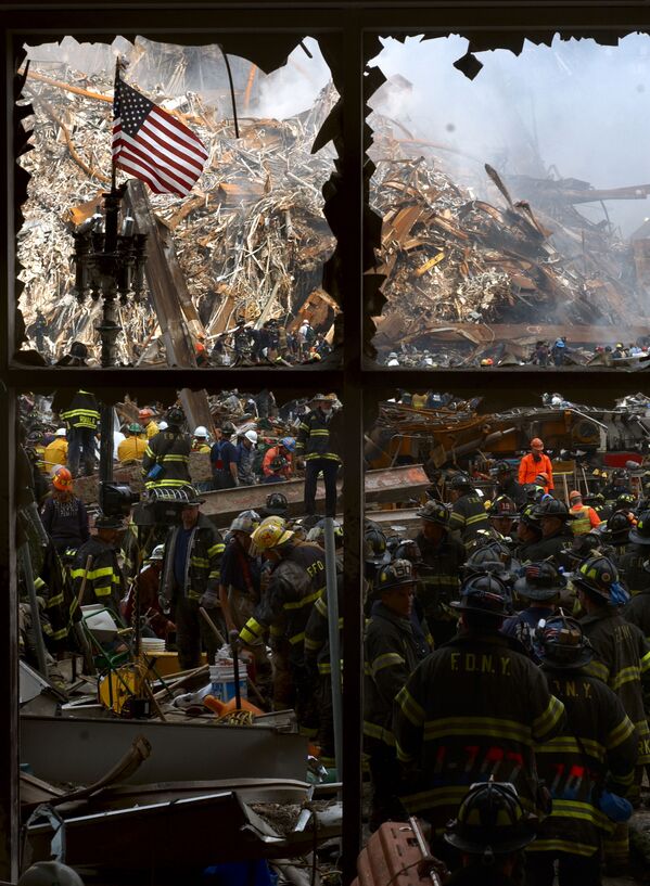 Пожарные на обломках атакованного Всемирного торгового центра в Нью-Йорке - Sputnik Армения