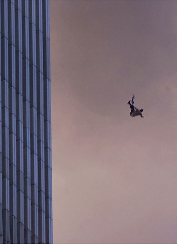 Человек падает с одной из башен Всемирного торгового центра во время теракта 9/11 в Нью-Йорке - Sputnik Армения