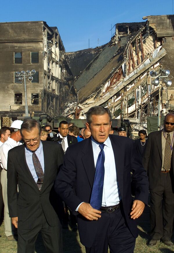 Президент США Джордж Буш у атакованного Пентагона - Sputnik Армения