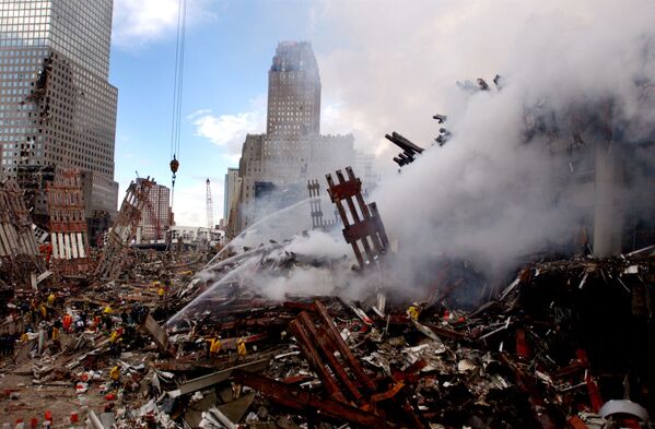 Тушение пожара на месте атакованного Всемирного торгового центра 11 сентября в Нью-Йорке - Sputnik Армения
