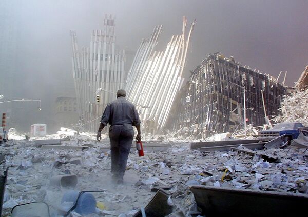 Мужчина с огнетушителем на месте атаки Всемирного торгового центра 11 сентября в Нью-Йорке - Sputnik Армения