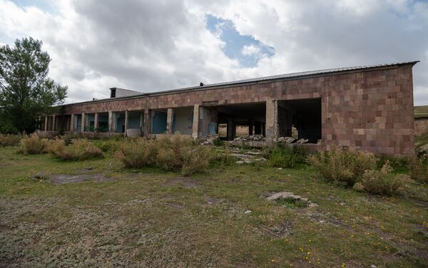 Полуразрушенное административное здание бывшего аэропорта в Гаваре - Sputnik Армения